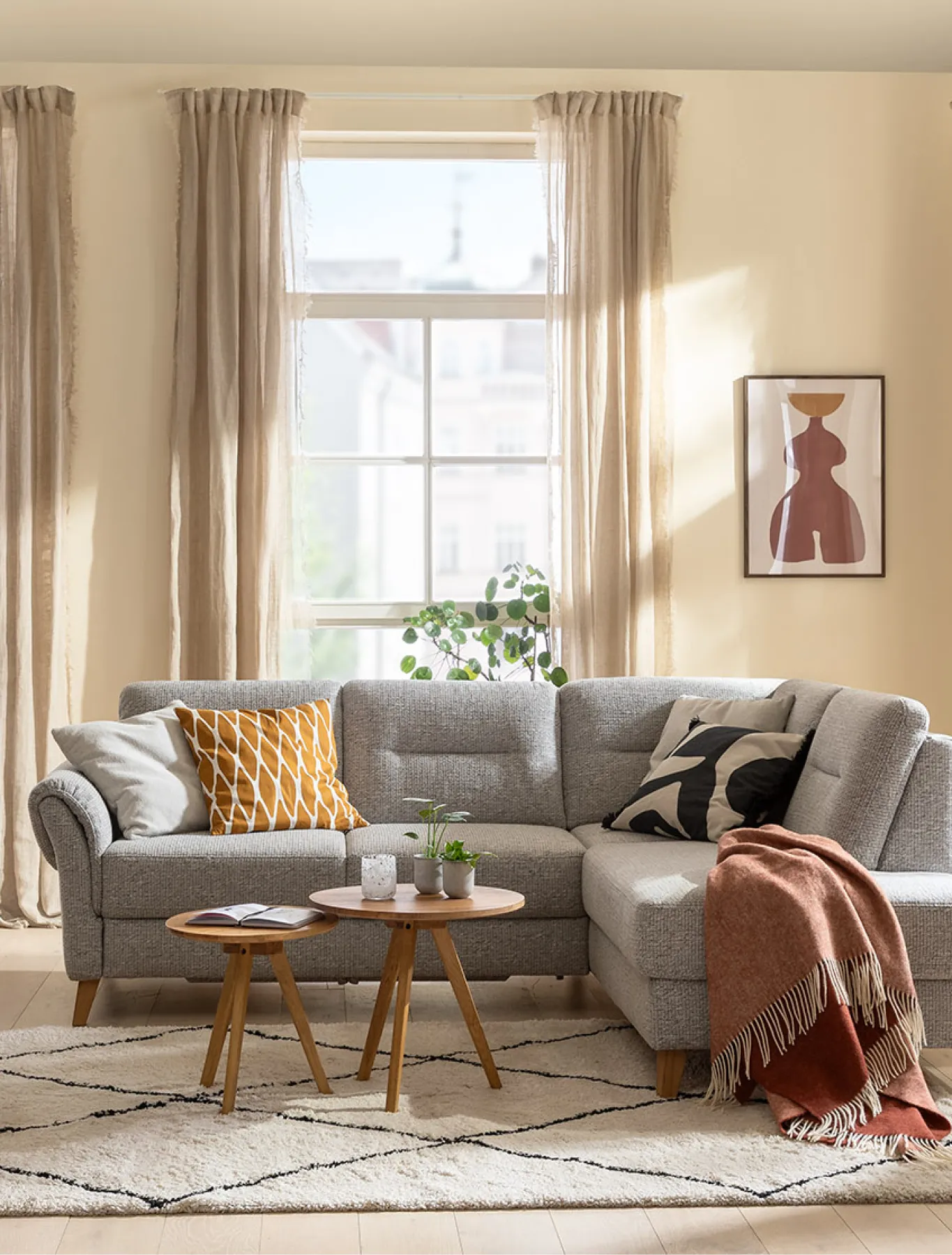 Großes gemütliches Ecksofa mit Couchtisch